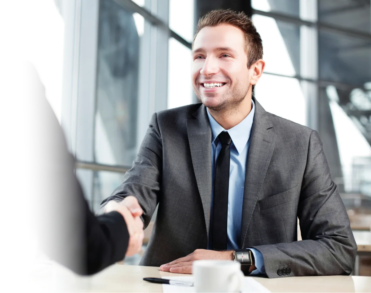 Profissional recebendo atendimento em um ambiente corporativo