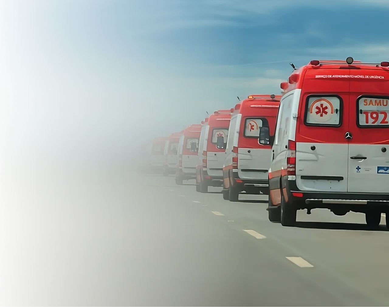 Frota de ambulâncias do SAMU em deslocamento