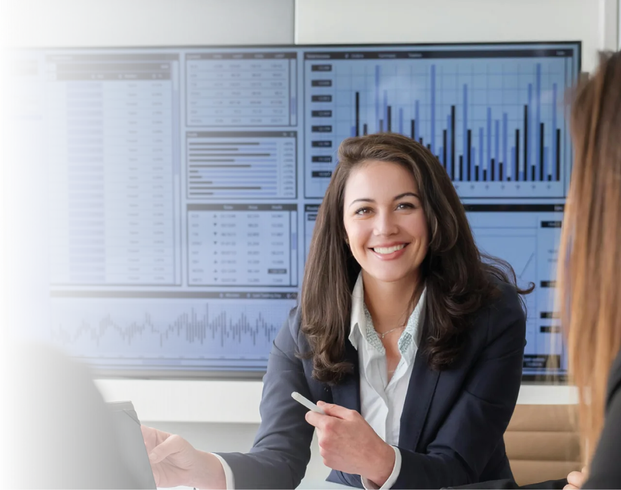 Profissionais analisando informações da gestão tributária municipal